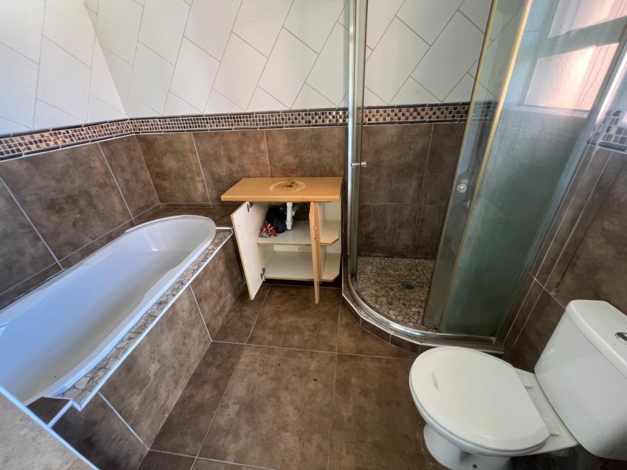 6 Bedroom Property for Sale in Rowallan Park Eastern Cape